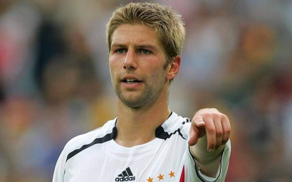 Thomas Hitzlsperger: Uno de los casos más famosos en el fútbol, el jugador alemán declaró abiertamente su homosexualidad cuando hacía parte de Vfl Stuttgart. Reconocido por su participación en la Selección de Alemania y por su paso en la Premier League con el Aston Villa, West Ham United y Everton. Se retiró de las canchas a los 31 años debido a las continuas lesiones que lo aquejaron.