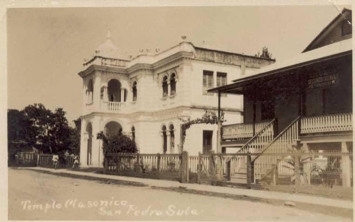 A través del tiempo el colegio sufrió cambios como la ubicación; desde su creación en 1926 hasta 1989 el colegio funcionó en diferentes lugares, al principio el colegio estaba en la tercera avenida, donde ahora está el Centro Cultural Sampedrano, años después pasó a funcionar en donde hoy se encuentra el edificio de la Casa de la Cultura, en el barrio Los Andes. 