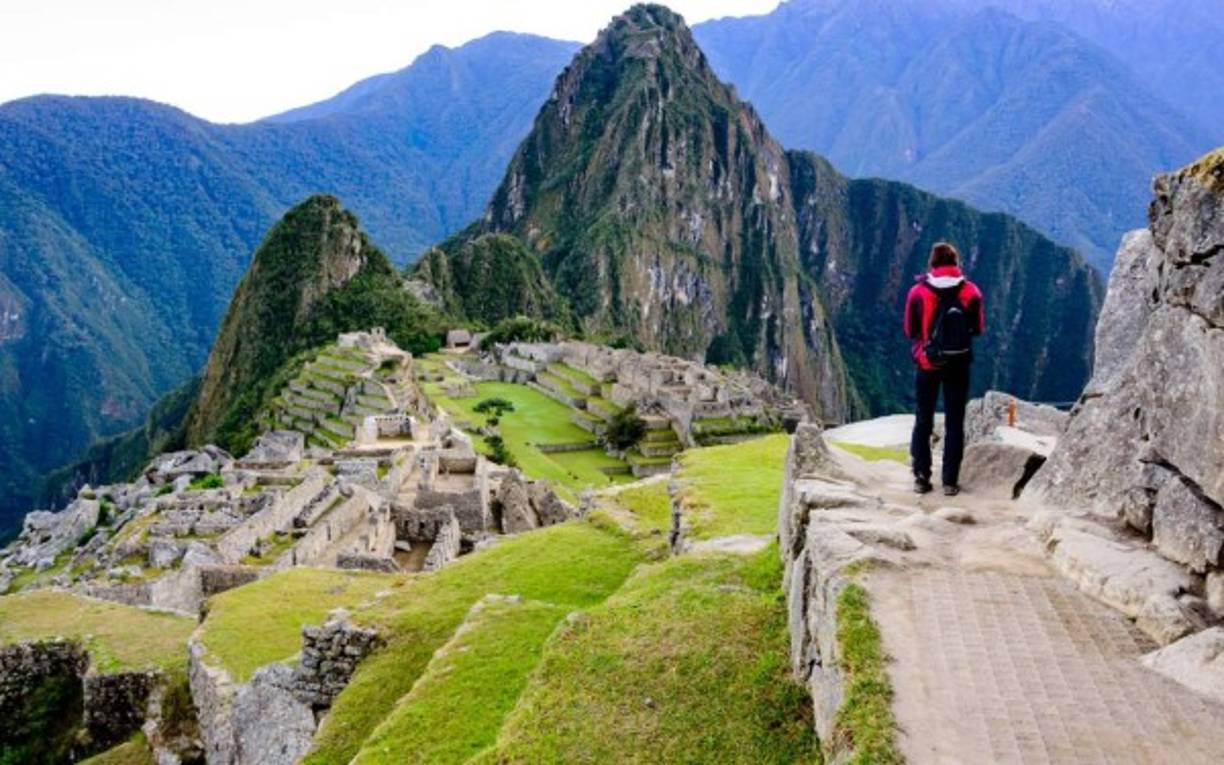Machu Picchu, Perú<br/><br/>La tercera de la siete maravillas del mundo moderno data del siglo XV. Se trata de la ciudad inca del Machu Picchu, en la región de Cusco, en Perú. <br/><br/>Situada en la cresta de una montaña a 2.430 metros sobre el nivel del mar, esta construcción de estilo clásico Inca, que los arqueólogos relacionan con una finca pensada para albergar al emperador inca Pachacuti, cuenta con tres estructuras principales, el Inti Watana, el Templo del Sol y la Sala de las Tres Ventanas, y varios edificios periféricos, de los que gran parte han sido reconstruidos para dar una mejor idea a los turistas de cómo era la ciudad original.