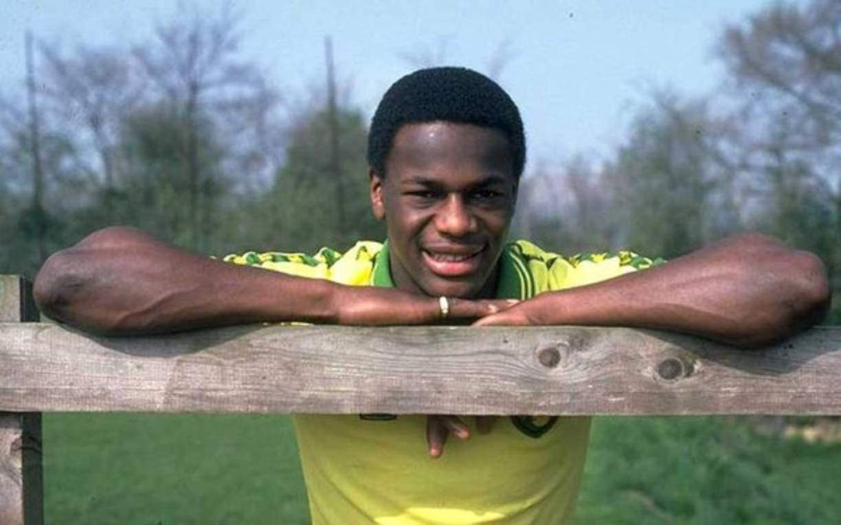 Justin Fashanu soportó insultos y presión de las barras, de la prensa, pasó por equipos de Estados Unidos, Canadá e Inglaterra. En 1998 un joven de 17 años lo acusó de abuso sexual, Fashanu agobiado por la depresión, se suicidó.