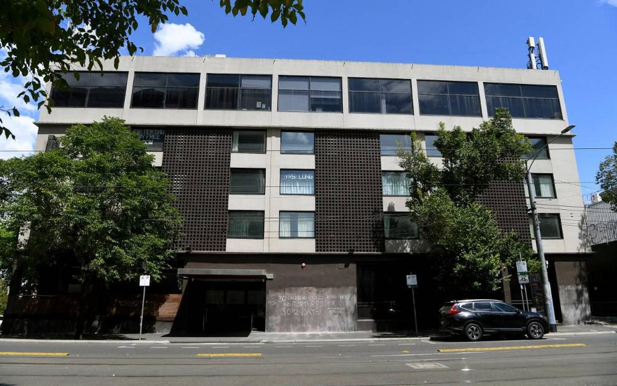 El Park Hotel de Melbourne es el “hotel del terror” en donde tienen a Novak Djokovic.¿Por qué es catalogado de esta manera? A continuación te revelamos las causas.