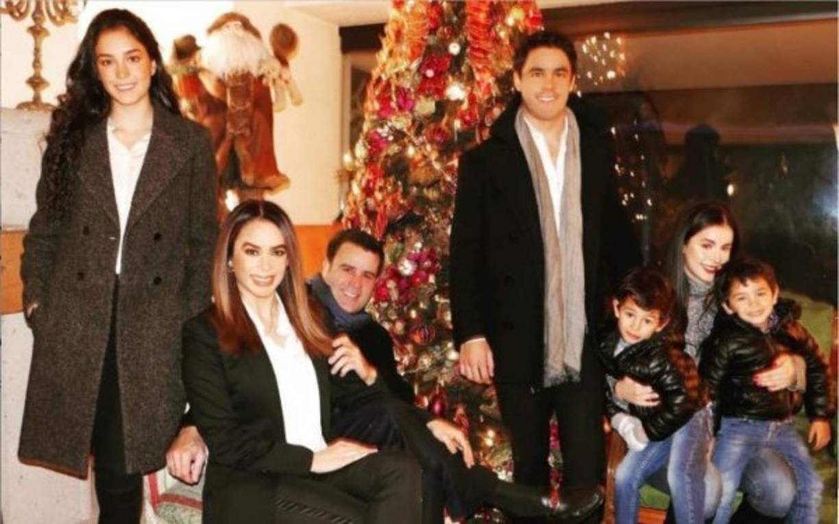 La historia de amor entre ellos surgió en la telenovela juvenil Baila Conmigo, en 1992. Antes de eso, ya habían coincidido en el grupo musical de Timbiriche, pero hasta ese momento su relación era de amigos y compañeros.