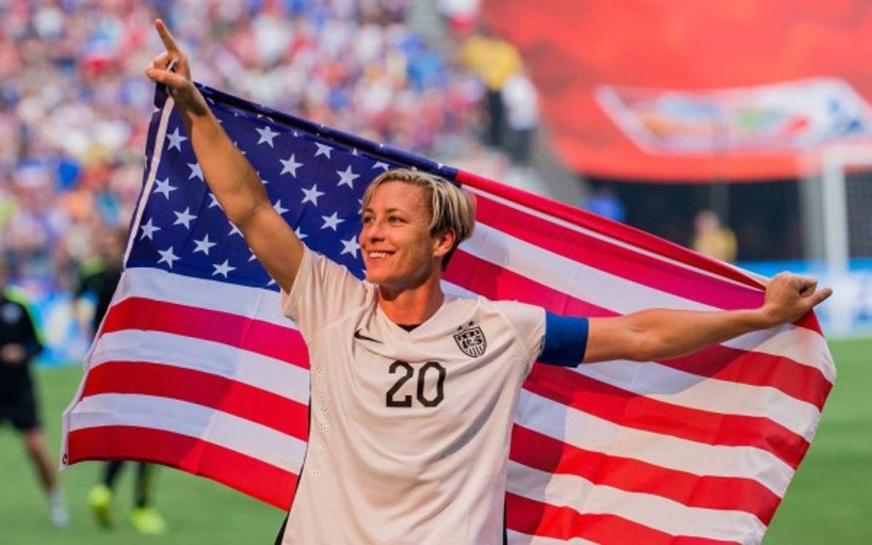 Abby Wambach. Es una ex-futbolista estadounidense que jugaba como delantera y se declaró abiertamente lesbiana hace muchos años.