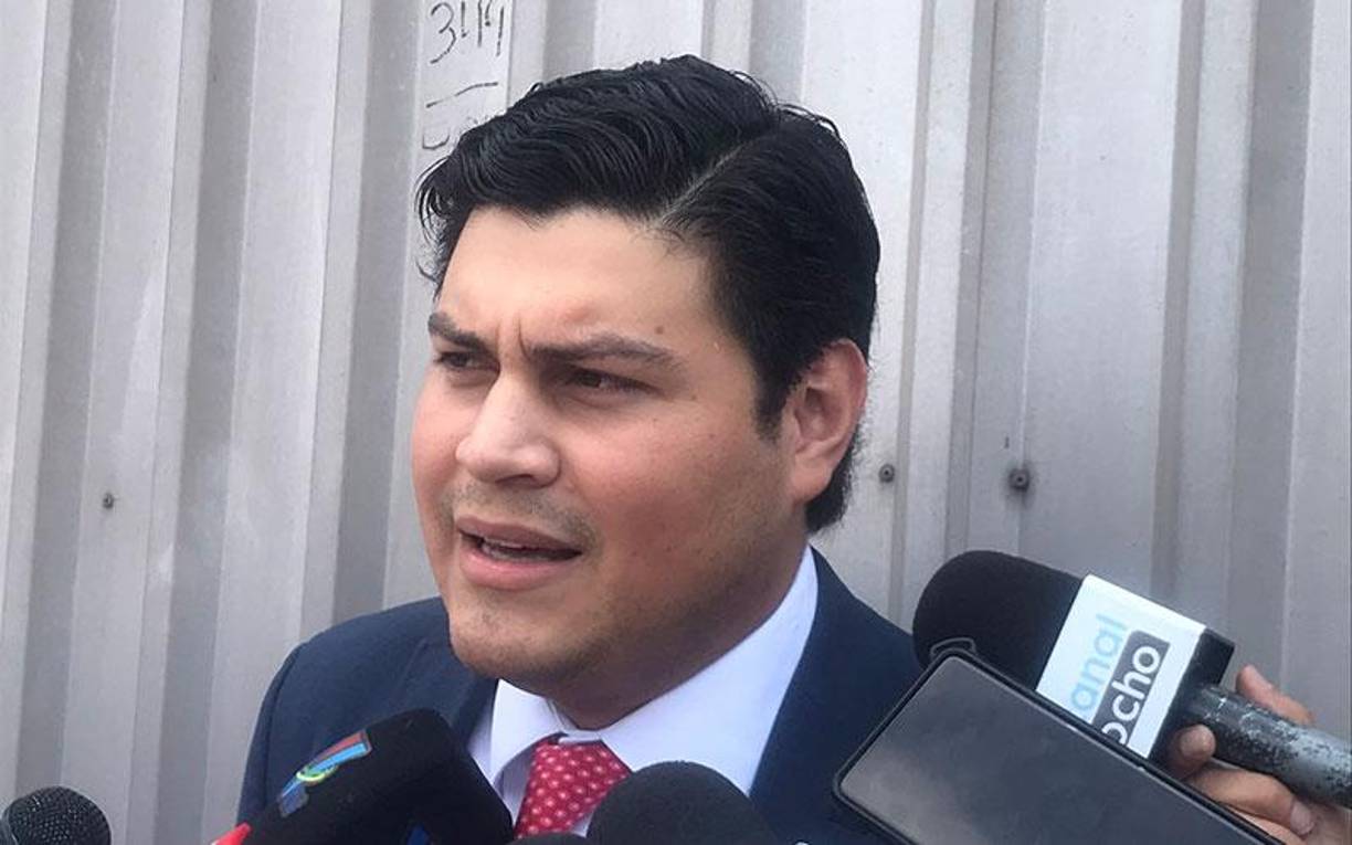 Meses atrás, Ochoa también se vio envuelto en otro debate acalorado con el empresario camaronero Victor Wilson. Este último dijo a Ochoa: “Con esa apreciación profesional traigo más de 800 millones de divisas nuevas al país y he creado más de tres mil empleos, ¿cuántos empleos y cuánto dinero ha invertido usted (Marlon Ochoa) en Honduras?, usted jamás ha invertido un cinco en este país, no ha creado ni un trabajo, nunca se ha despertado en la noche a ver cómo diablos va pagar planillas y cómo va dar futuro a la gente”, aseveró Wilson. Mientras que el ministro del Servicio de Administración de Rentas (SAR), Marlon Ochoa, contestó: “Aquí nueve millones de personas no pueden invertir, porque las condiciones favorecen a través de privilegios a las grandes empresas, yo y miles de jóvenes quisieran poder invertir, pero las condiciones de monopolio y competencia no lo permiten”. 