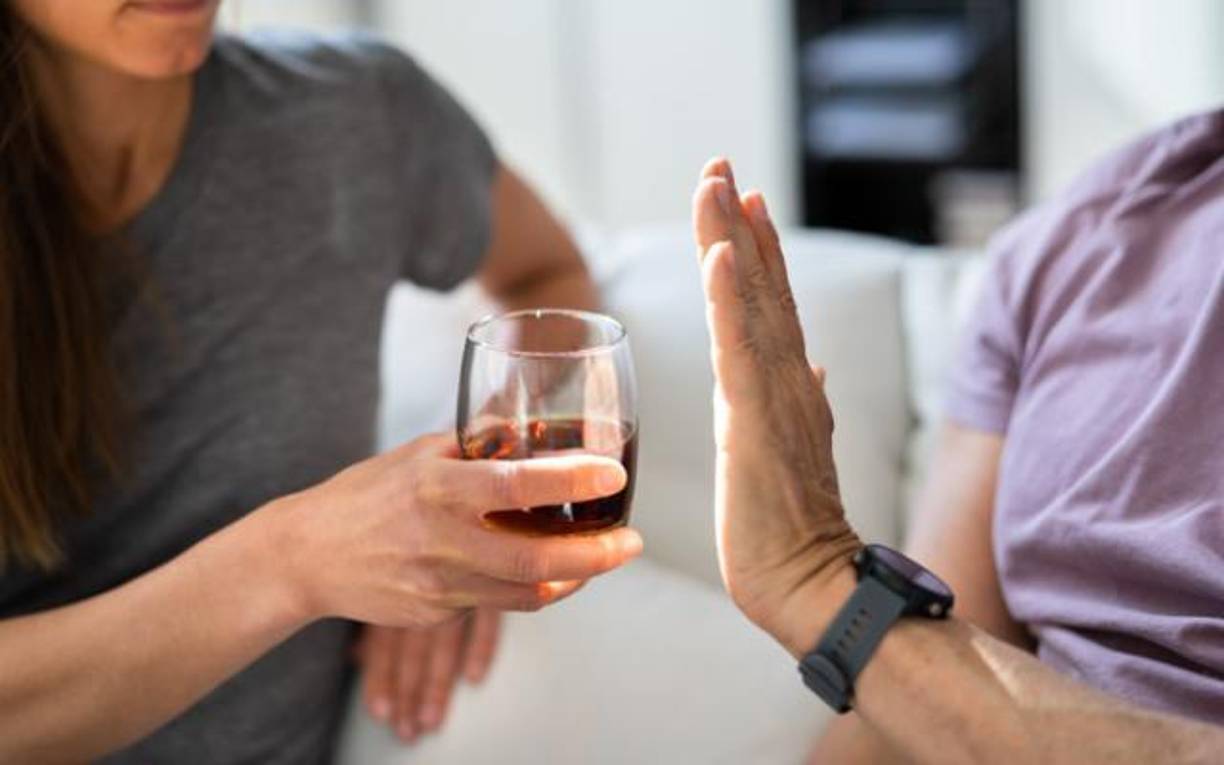 <b>Reducir o eliminar de la dieta las sustancias excitantes</b> como las bebidas estimulantes y alcohólicas, sal, azúcar, cafeína en exceso, tabaco, grasas saturadas, harinas refinadas.