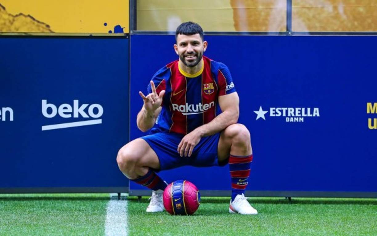 Sergio Agüero es otro de los fichajes del Barcelona que llegó a coste cero, pues terminó contrato con el Manchester City y quedó libre. El delantero argentino tiene 33 años y es gran amigo de Messi.