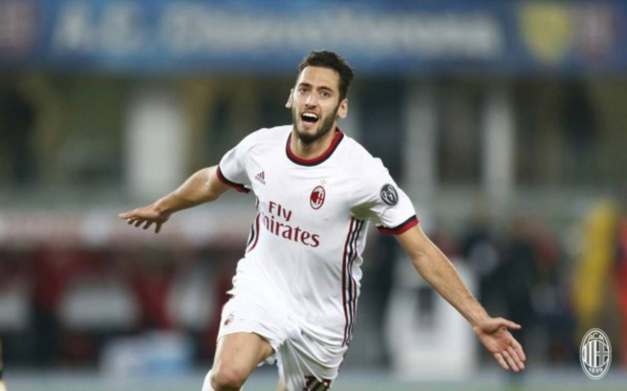 Según Bild, Fenerbahce y Galatasaray podrían intentar un movimiento este enero por Hakan Calhanoglu. El mediapunta del Milan no está teniendo su mejor año y según el diario alemán podría salir en busca de minutos. El turco llegó esta temporada a Italia por 22 millones.