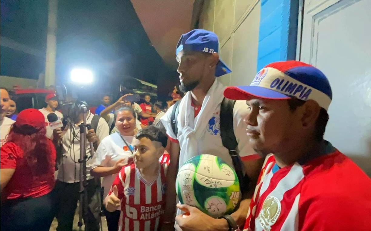 Los aficionados olimpistas le pidieron fotos y autógrafos a Jerry Bengtson a la salida del estadio Nacional Chelato Uclés.