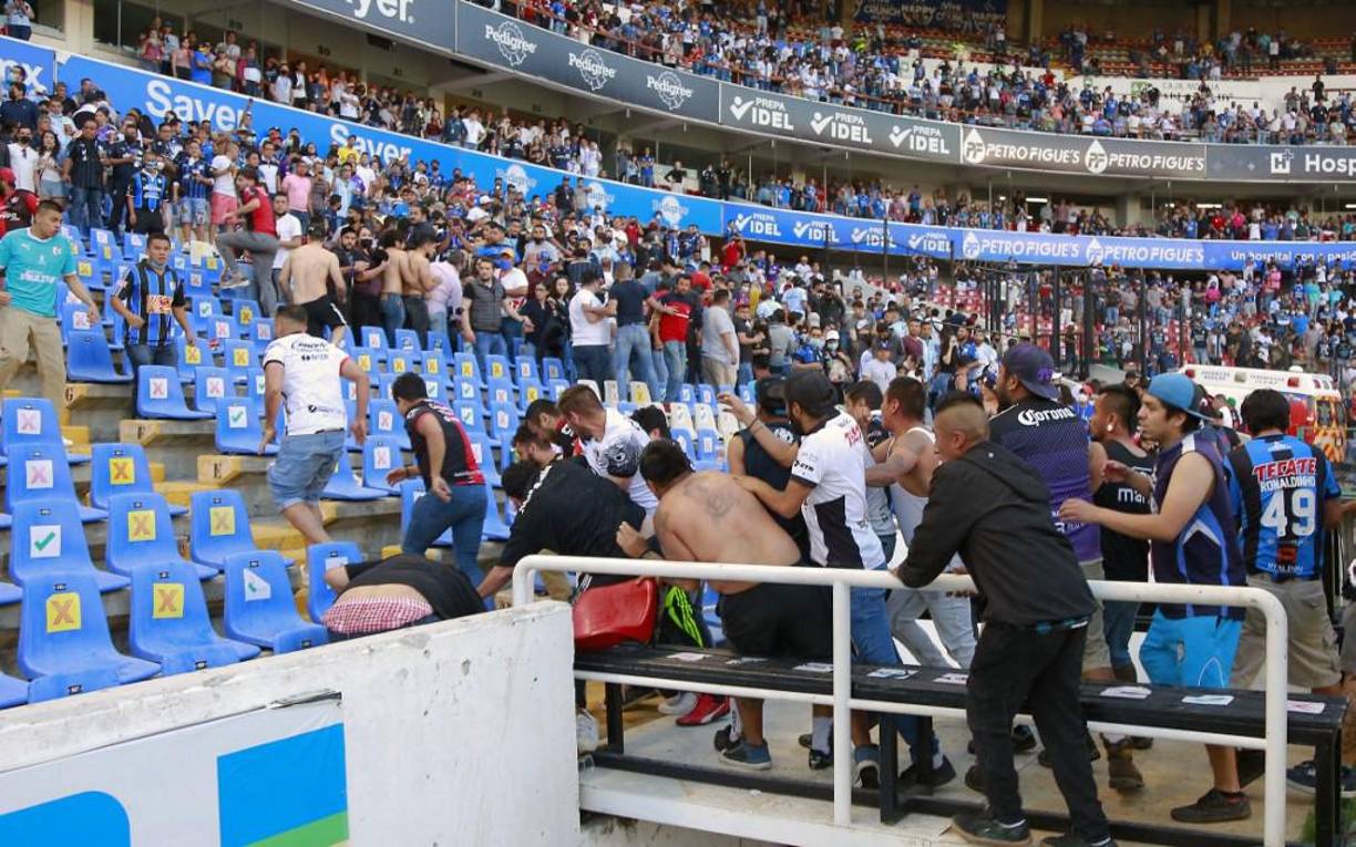 Ante la incapacidad de resolver los hechos, los escasos elementos de seguridad del estadio abrieron los accesos a la cancha para que la gente pudiera ponerse a salvo con el juego en marcha.