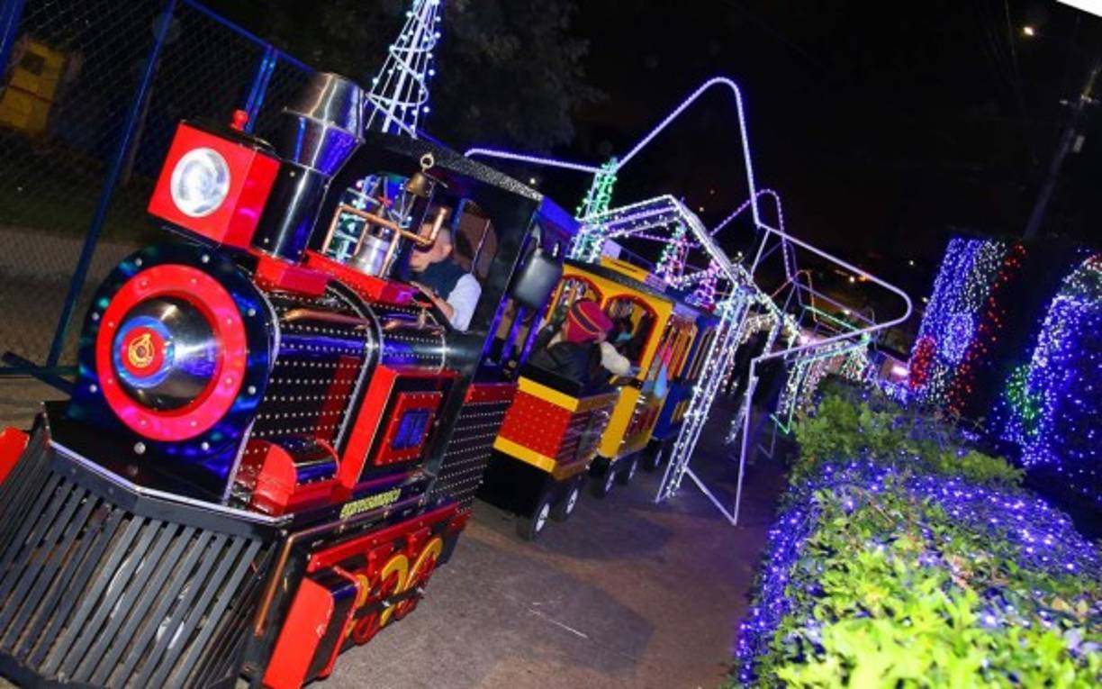 Sin duda alguna uno de los mayores atractivos de la Villa Catracha es este trencito en el cual disfrutan grandes y chicos. <br/>Las Villas Navideñas incluyen:<br/>• Record Guinness de la Taza de Café mas Grande<br/>• Concurso Coreográfico “Top Dance”<br/>• Desfile de Carrozas y Bandas (cuarta edición)<br/>• Cines Navideños<br/>• Recreovías Navideñas<br/>• Cenas Solidarias y Tamaleadas Comunitarias<br/>• Festivales por la Paz<br/>• Ferias Comunitarias Navideñas<br/>• Plazas Navideñas<br/>• Festivales Comunitarios <br/>• Concurso a Nivel Nacional de Nacimientos<br/>• Concurso de Comida Típica Navideña con el Adulto Mayor