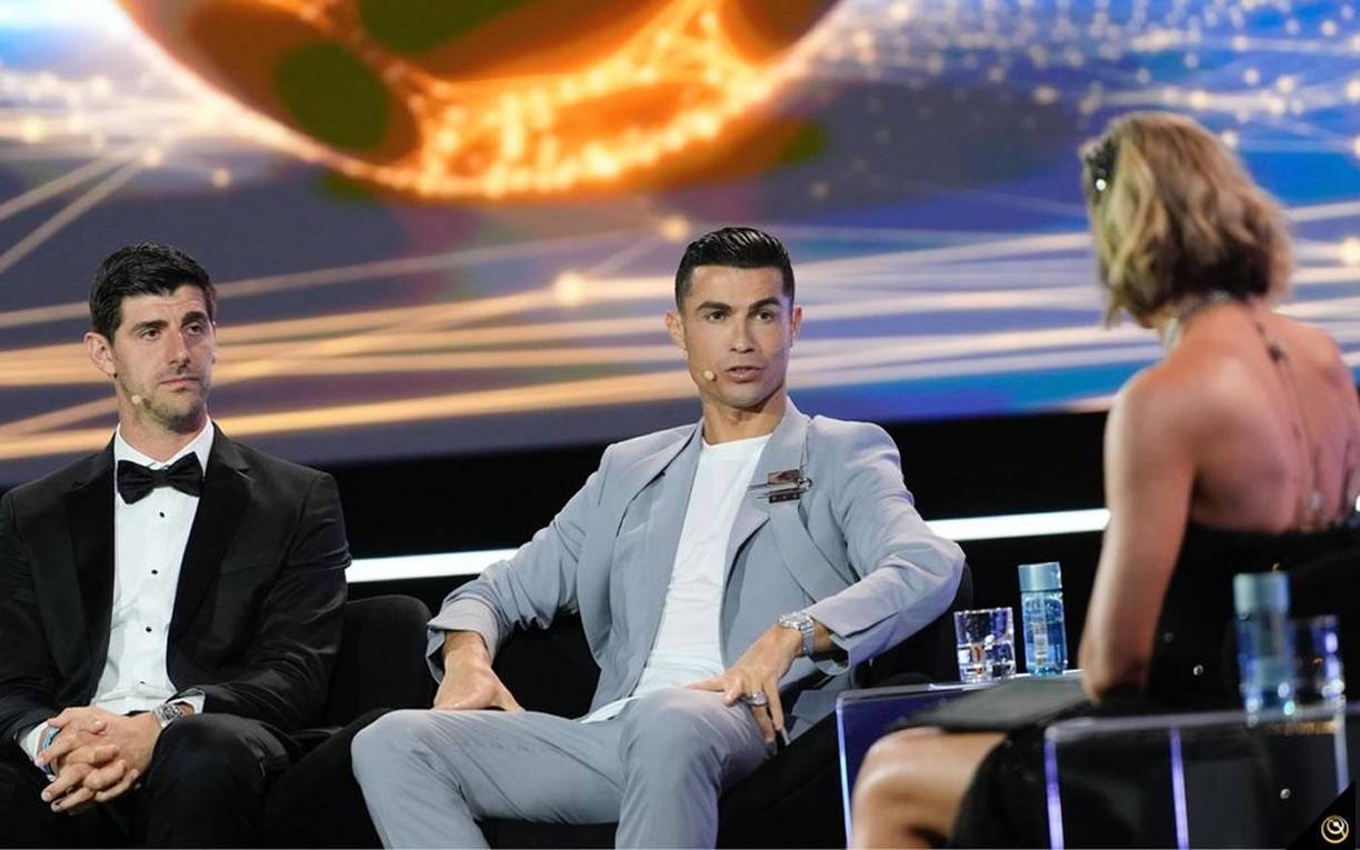 Cristiano Ronaldo y Thibaut Courtois en la conferencia internacional de los deportes de Dubái junto a la presentadora Amanda Davies.