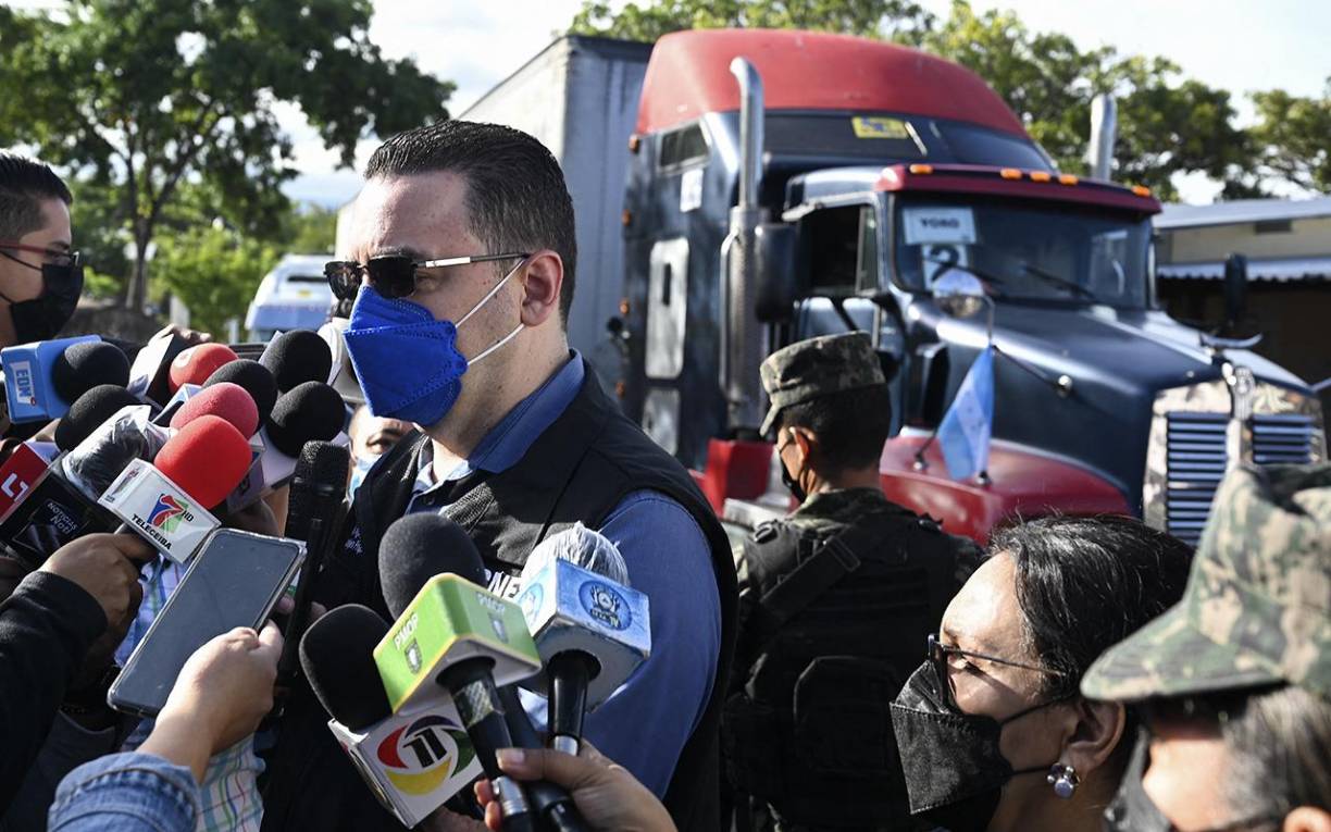 Dentro de las maletas electorales se encuentras las papeletas y documentos esenciales para que los miembros de las juntas receptoras de votos puedan desarrollar el proceso de votación y posteriormente registrar los votos una vez se hayan cerrado las urnas.