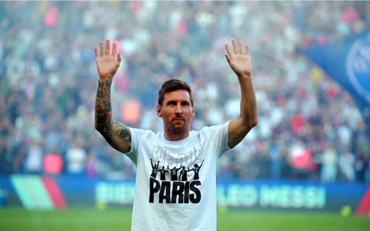 Messi respondió al cariño de los aficionados del PSG con este saludo.