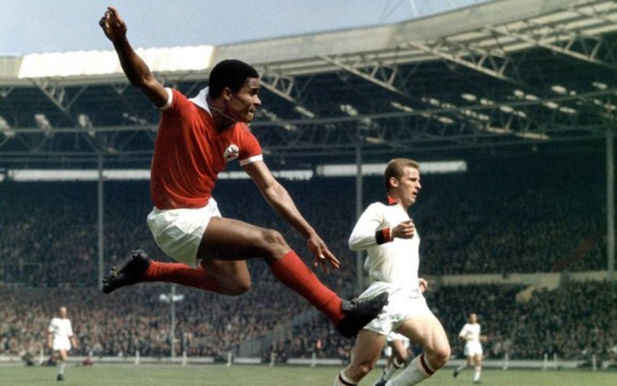Eusébio da Silva Ferreira ( 25 de enero de 1942 - 5 de enero de 2014), fue un futbolista portugués de origen africano. Es considerado por la FIFA uno de los mejores jugadores europeos del siglo XX y uno de los grandes delanteros de la historia del fútbol.Ocupa el noveno puesto en la lista de los 50 mejores jugadores del siglo XX según la IFFHS.<br/>Obtuvo el Balón de Oro al mejor jugador de Europa en 1965 y la Bota de Oro al máximo goleador en 1966 y 1973. Jugó en el Benfica donde ganó la Copa de Europa en 1962, con la selección portuguesa que ocupó el 3.er lugar en la Copa del Mundo de 1966,​ torneo en donde fue el máximo anotador.