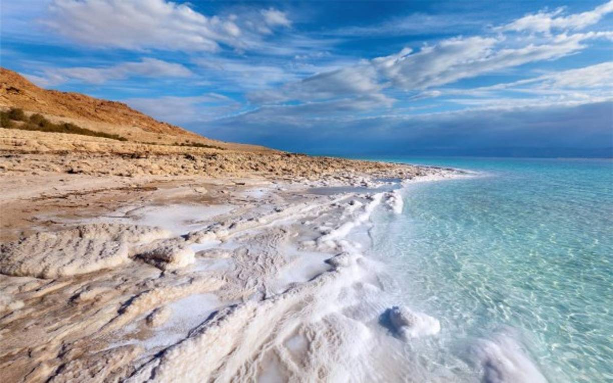 Mar Muerto: Este lugar único en el mundo, es un lago de agua hipersalada, ubicado entre Jordania e Israel, esta considerado el punto más bajo del planeta situado a 423 metros bajo el nivel del mar. Debido a la alta salinidad de sus aguas las especies marinas no pueden vivir en él, de ahí su nombre, los bañistas pueden flotar fácilmente en sus aguas.