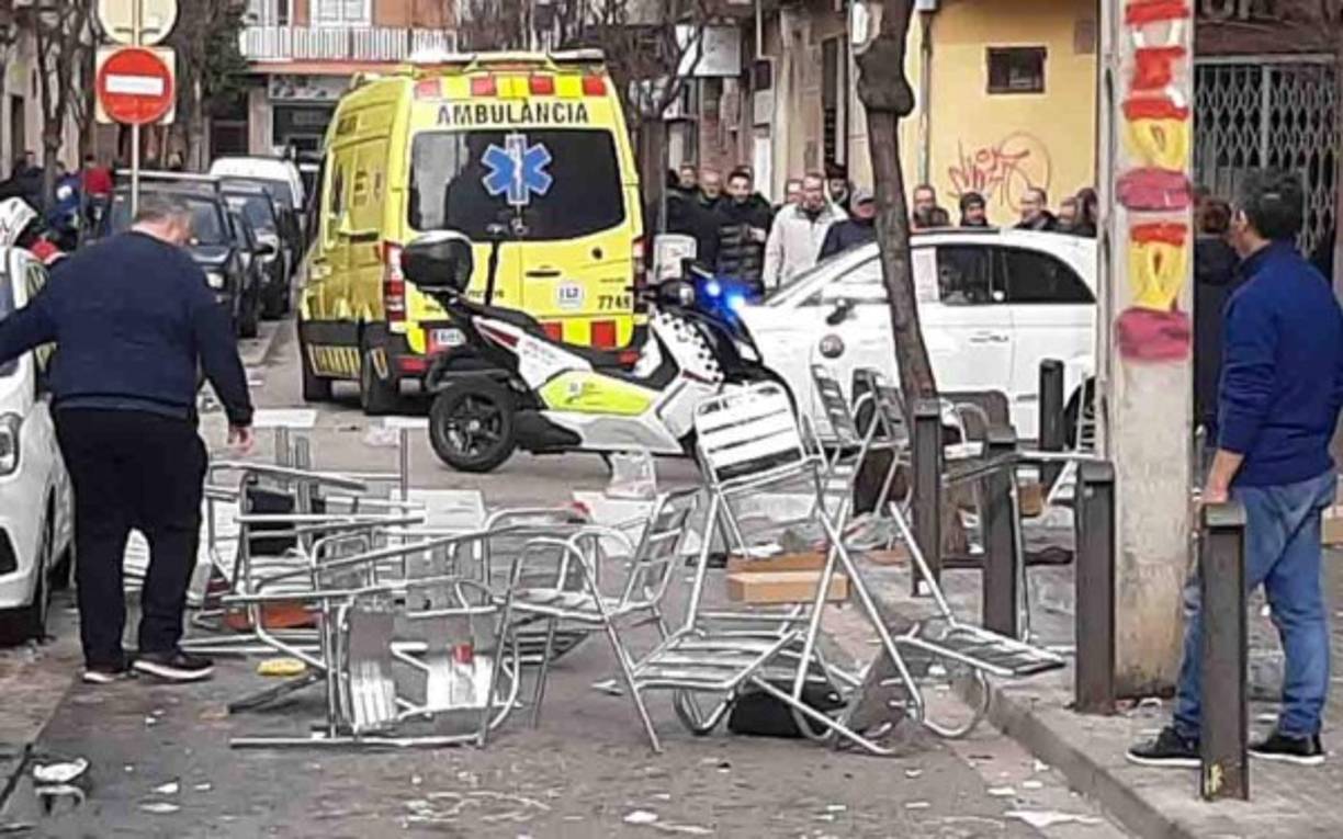 Algunos de los implicados en la pelea han utilizado las sillas y las mesas de los bares abiertos en la zona para lanzarlos contra aquellos a los que se enfrentaban