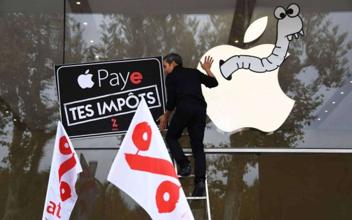 París. Protesta contra Apple . Activistas franceses denunciaron durante el lanzamiento del iPhone X los “10 años de evasión fiscal” de Apple.