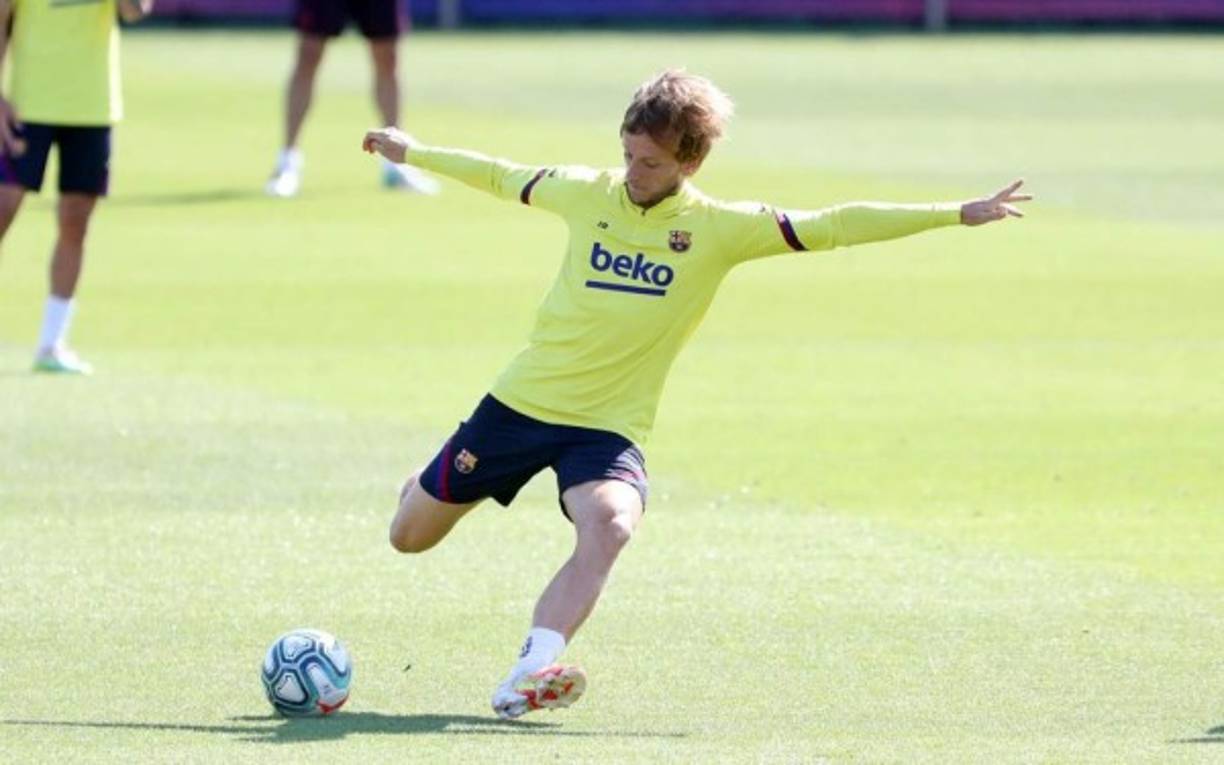 Iván Rakitic - En el centro del campo Arturo Vidal, Rakitic y Arthur se pelean un puesto, pero el croata se perfila para ser el titular en Son Moix.