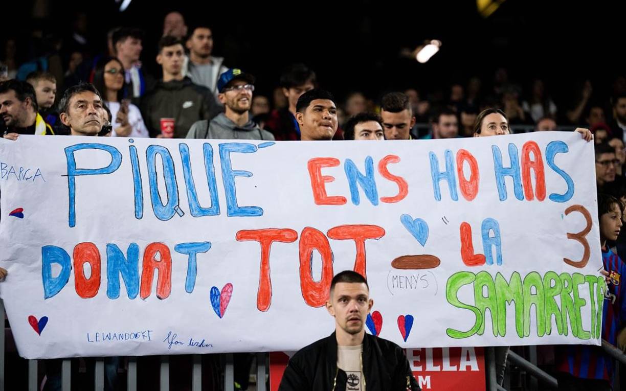 Aficionados del Barcelona dedicaron pancartas de cariño para Gerard Piqué en su despedida del Spotify Camp Nou.