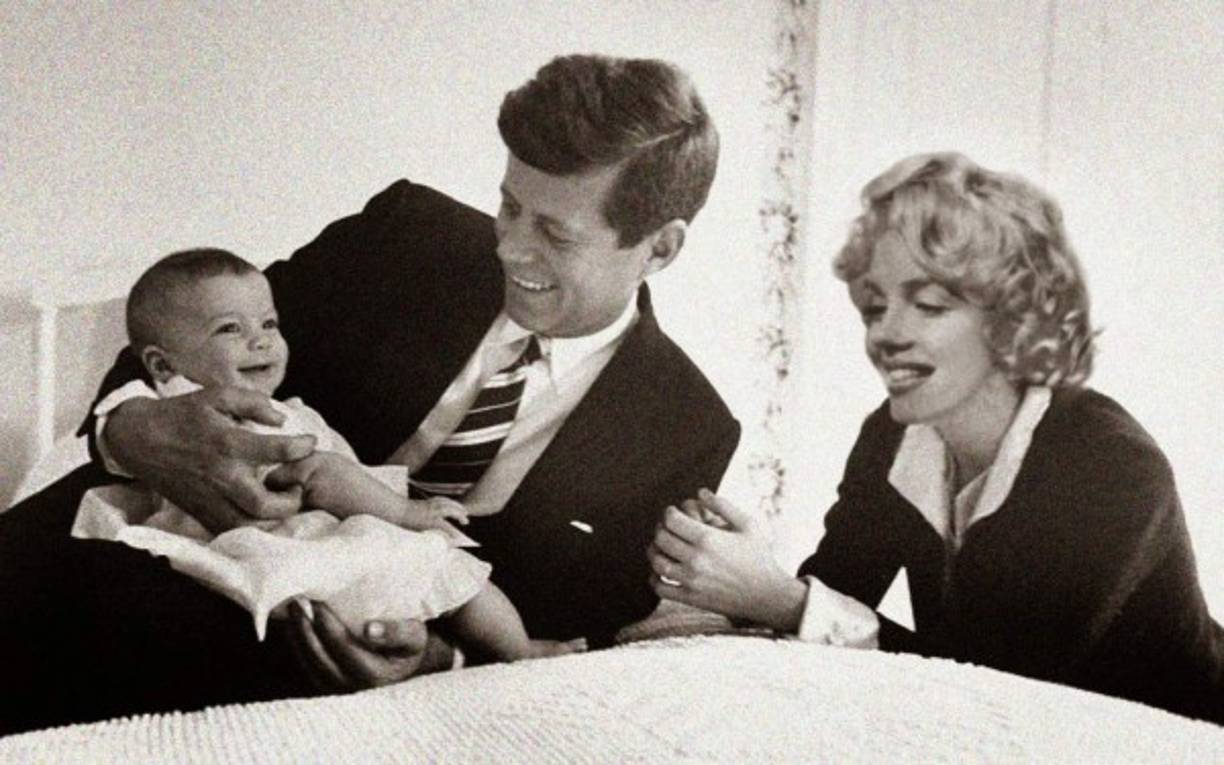 Monroe solo se casó tres veces, pero se especuló mucho sobre su posible relación amorosa con John F. Kennedy, presidente de Estados Unidos en ese momento, y más tarde con el hermano de éste, Bobby Kennedy.<br/>