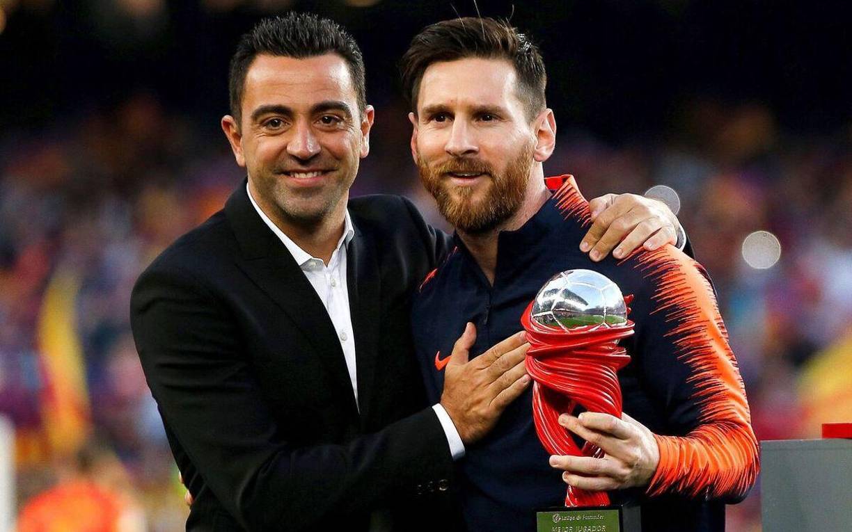 Xavi Hernández fue otro que se pronunció en las últimas horas sobre ese posible regreso de Messi al Barcelona. “Normal que haya ilusión. Un último last dance, como Michael Jordan. Es normal que la gente se ilusione”, dijo. Y agregó: “Ojalá poder volver a ver a Leo en el Barça de la manera que sea. Sería el primero que me alegría de su vuelta. Es el club de su vida, es el mejor jugador de la historia”.