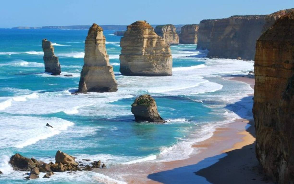 Los Doce Apóstoles, un espectacular agrupamiento de agujas de piedra caliza que sobresalen del mar en la costa del Parque Nacional Port Campbell, a lo largo de la ruta «Great Ocean Road» en Victoria, Australia.