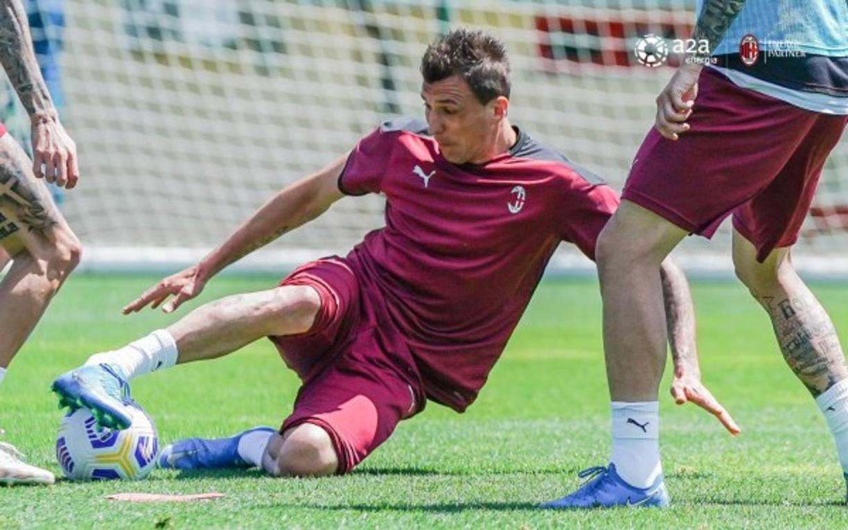 El delantero croata Mario Mandzukic se despidió del Milan, tras finalizar su contrato de seis meses: 'Le agradezco a la dirección del club haberme ofrecido esta oportunidad, al cuadro técnico por su trabajo y a mis compañeros que además de excelentes jugadores son grandes tipos', señaló. Foto Facebook Milan.