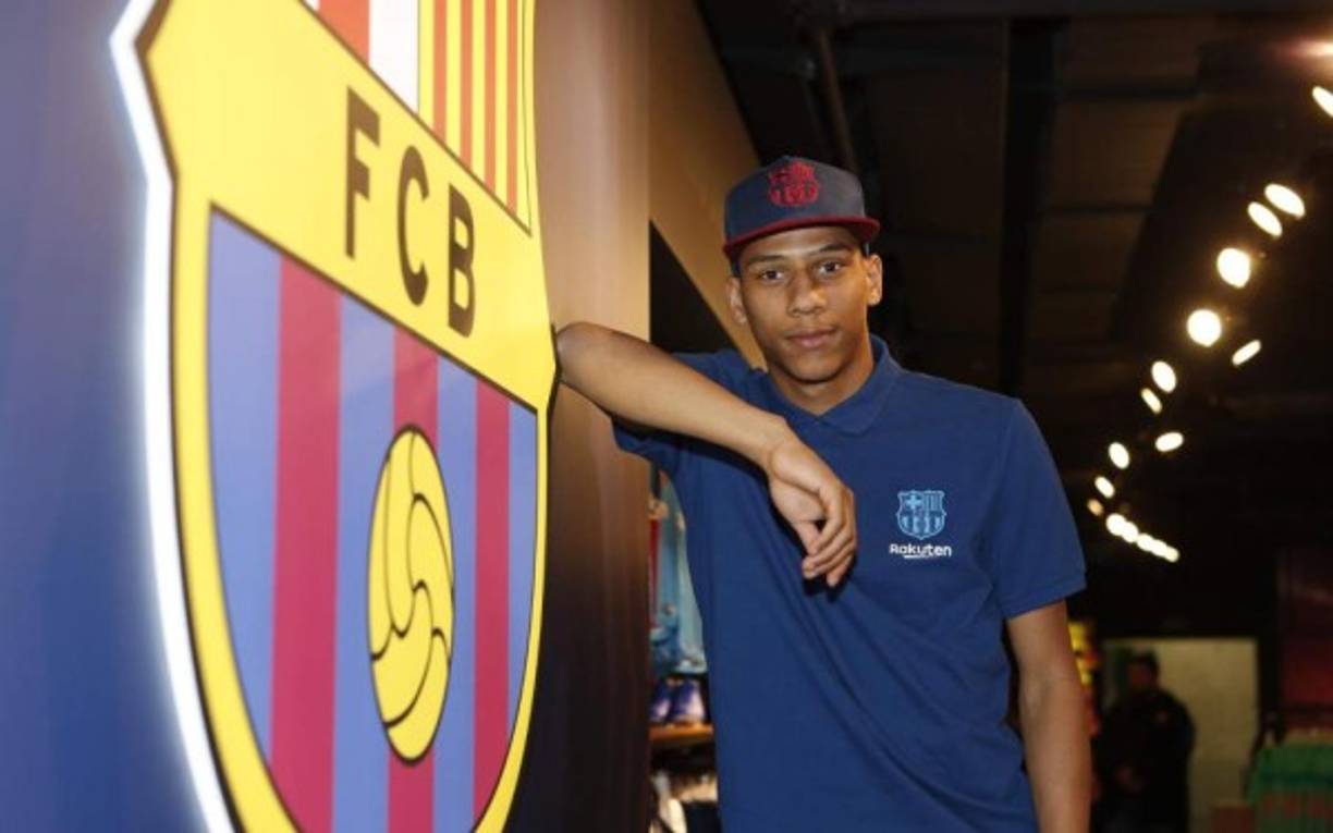 Jan-Clair Todibo: El joven defensor sólo saldrá del Barcelona si es para jugar en un club que le garantice que va a jugar muchos partidos. Así lo reveló su representante, Bruno Satin, en una entrevista a la radio napolitana Radio Kiss Kiss. 'O se queda allí o sale cedido donde le garanticen más de 30 partidos', indicó.