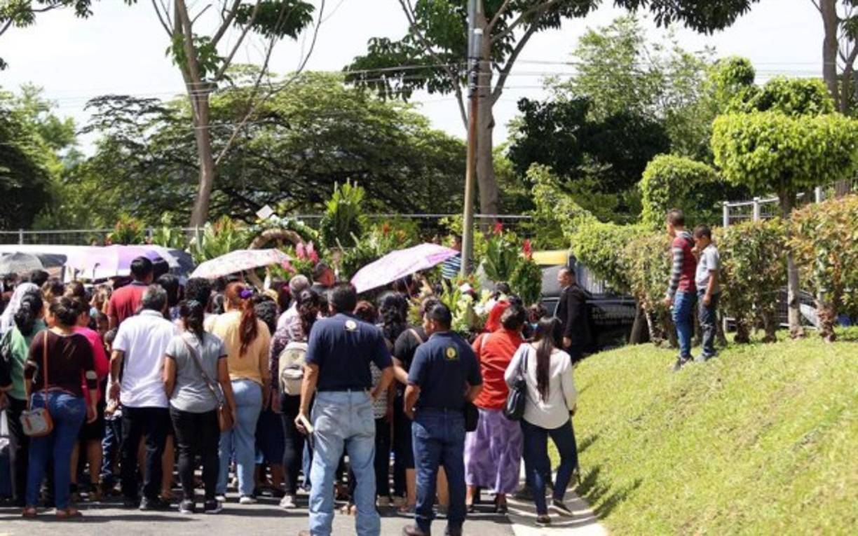 La ceremonia de inhumación de Óscar y Valeria, cuya tragedia ha consternado a la comunidad internacional tras la divulgación de una fotografía en la que se ven flotando en las aguas del río Bravo del lado mexicano, comenzó pasadas las 10.00 hora local (16.00 GMT).