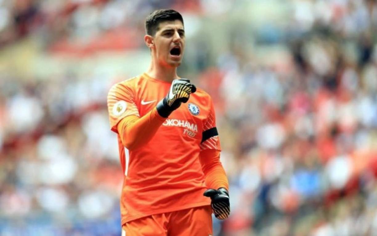 Según The Sun, el Chelsea está preparando una oferta de renovación que convertirá a Thibaut Courtois en el jugador mejor pagado del equipo con un salario de 225.000 euros semanales. De acuerdo con esta información, el club quiere atar al portero ante el interés de conjuntos como el Real Madrid.