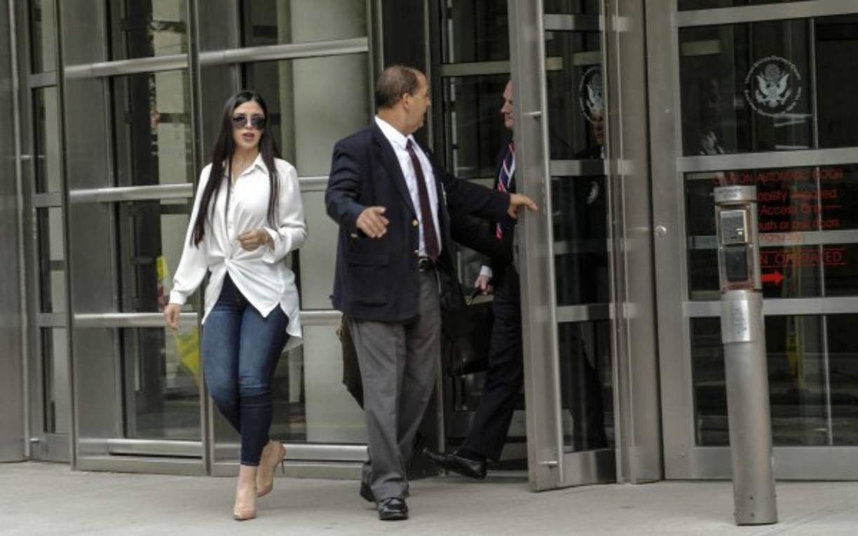 La esposa del capo causó indignación en México tras filtrarse en los medios una serie de imágenes en la que muestra los lujos de los que disfruta con la supuesta fortuna del capo.