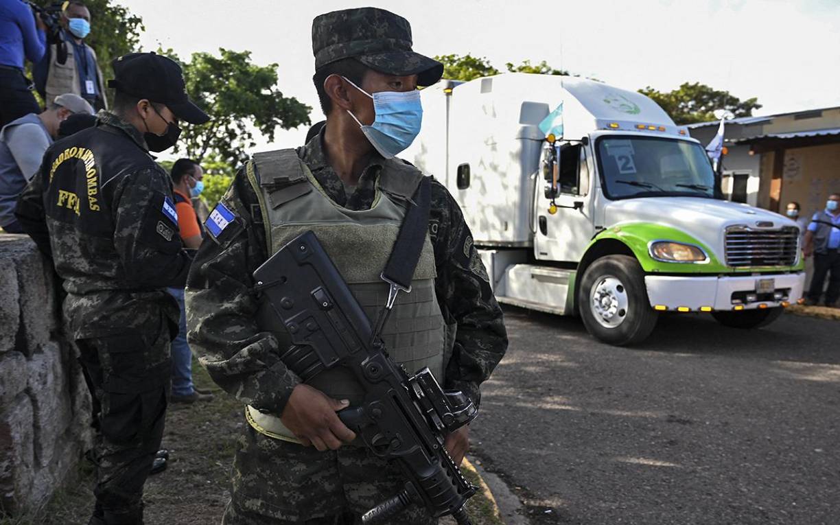 Un soldado hondureño resguarda la actividad que abre el camino de los comicios del último domingo de noviembre. 