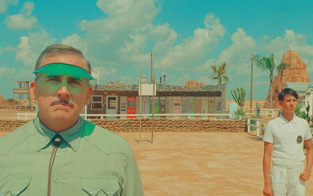 7. Asteroid City del director Wes Anderson. En el pequeño pueblo ficticio del suroeste donde se desarrolla gran parte de la película, mundos chocan, una (o dos) historias de amor florecen y mueren, los niños son más astutos que los adultos y una tierra sorprendentemente extranjera. Con habilidad y complejidad, sofisticación y tono serio, técnica meticulosa y color impresionante, Anderson juega con varios medios y artes escénicas en esta historia irónica y cómica, divertida y trágica. Puede verse en Peacock y en las plataformas de renta como Apple TV, Claro, y Google Play Películas.