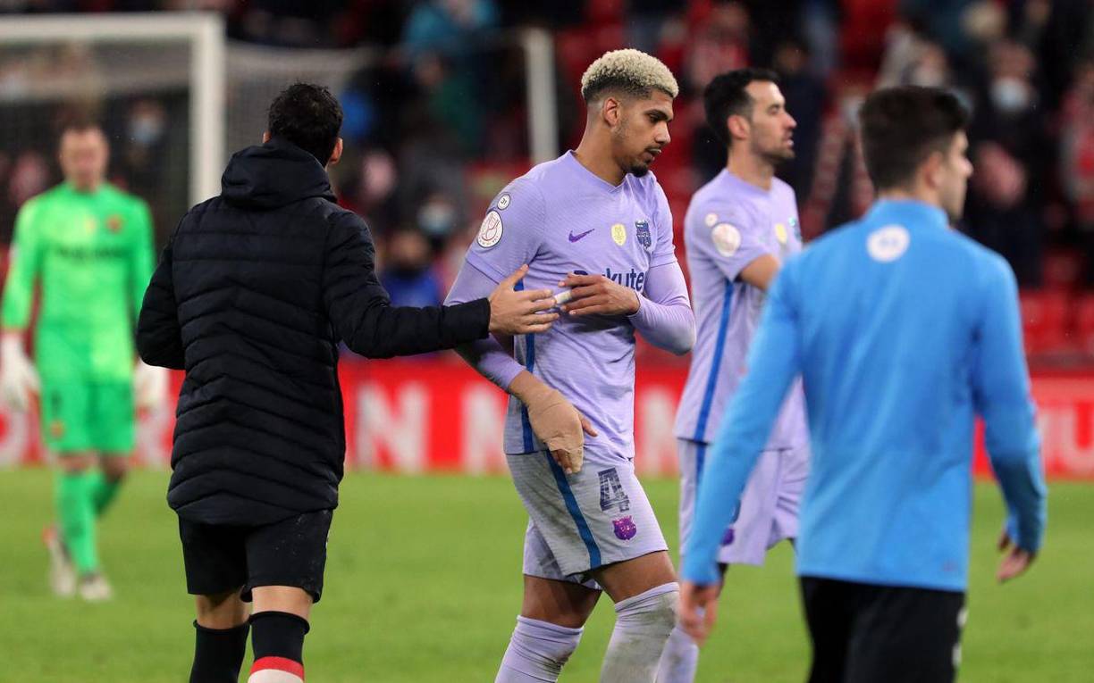 Los rostros tristes de los jugadores del Barcelona al quedar fuera de la Copa del Rey.