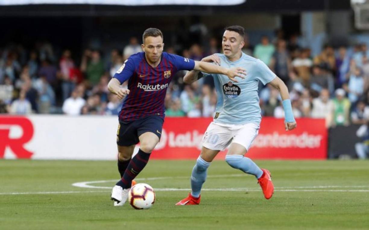 Arthur Melo disputa el balón con Iago Aspas.
