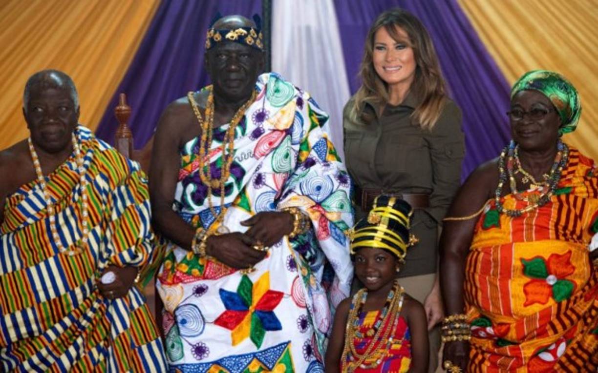 El exterior del Palacio Emintsimadze estaba decorado para su llegada con banderas estadounidenses y ghanesas, y en el patio había una imagen de la exmodelo de origen esloveno junto a un cartel que rezaba: 'Awkwaaba (Bienvenida) a Cape Coast, Melania Trump'.