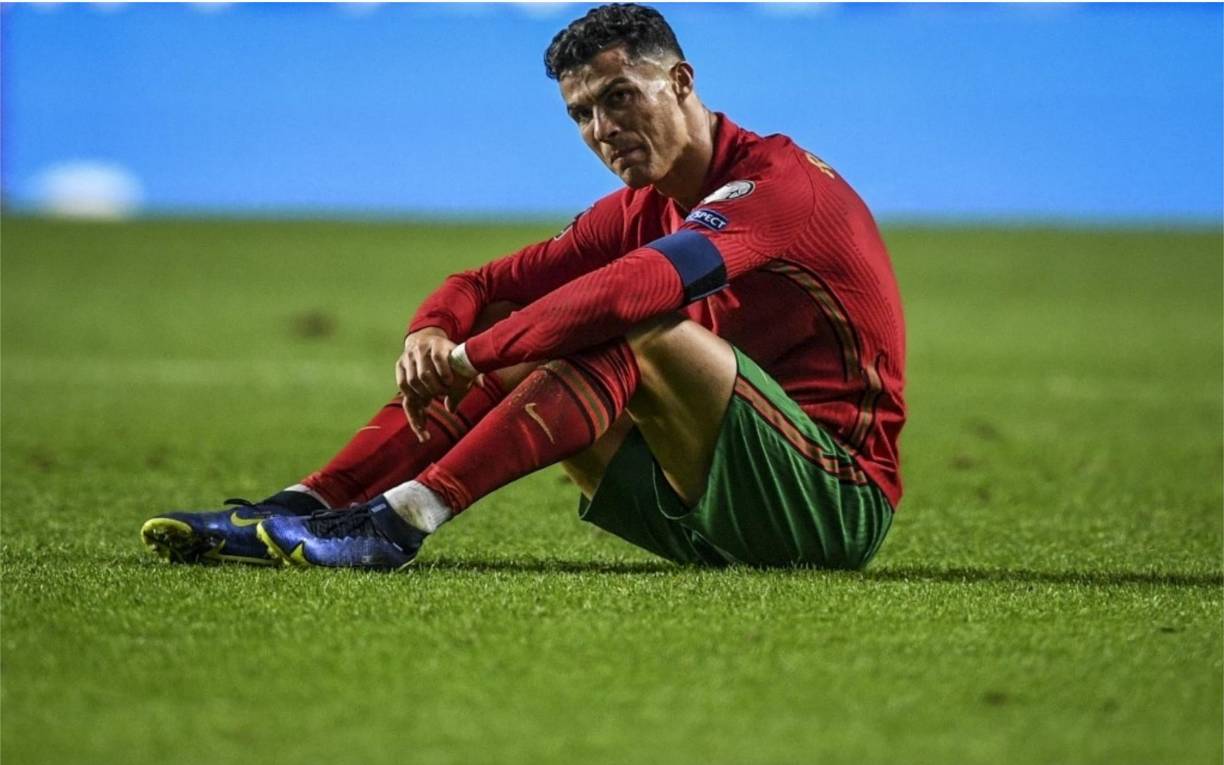 CR7 se quedó por unos minutos solo en el campo y estaba totalmente desilusionado por la caída.