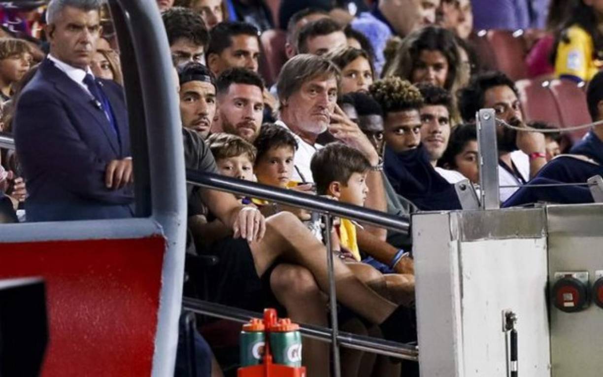 En las gradas Messi, junto a sus hijos y Luis Suárez y el resto de integrantes de la primera plantilla no disponibles para el partido.