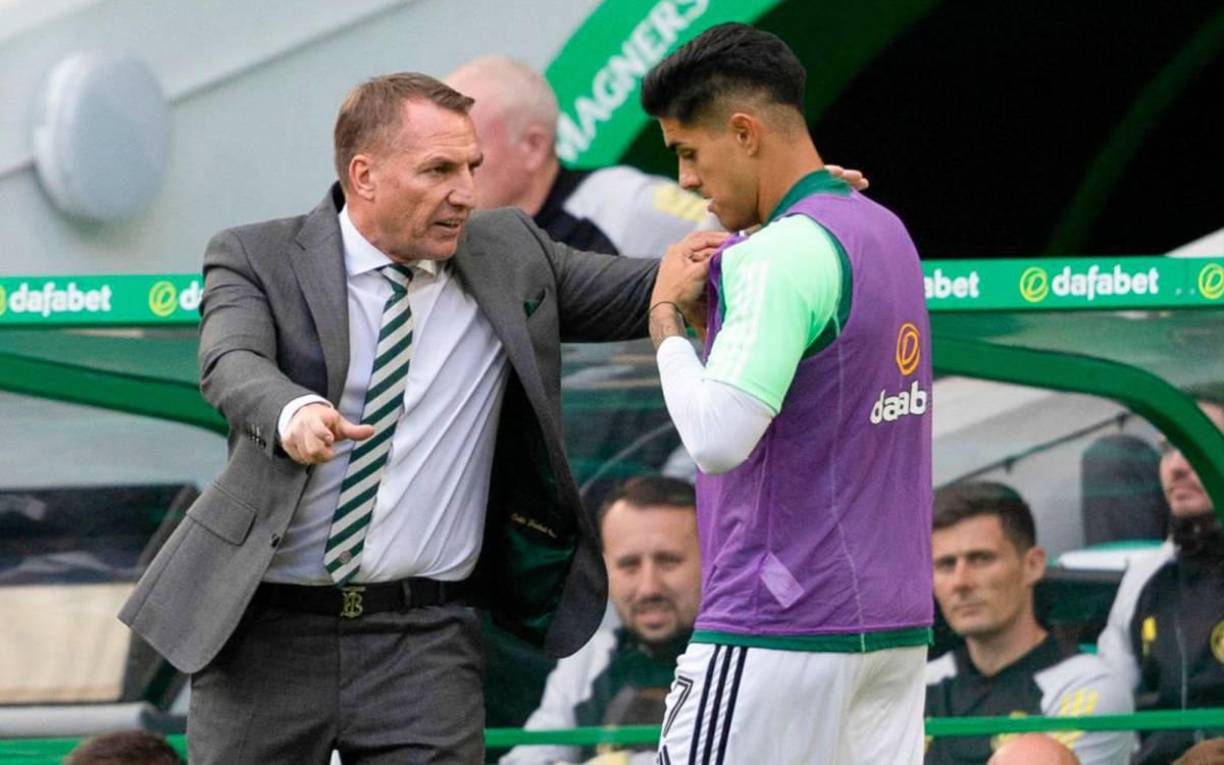 Minutos después se vendría el esperado debut del hondureño. El entrenador del Celtic, Brendan Rodgers, le dio las indicaciones correspondientes al atacante hondureño, Luis Palma.