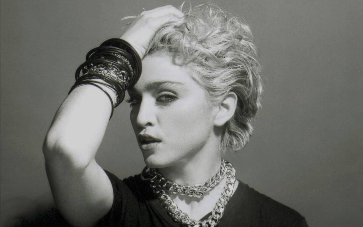 Con su actuación Madonna no sólo rompía con la imagen impoluta y pura de una mujer vestida de blanco, algo que también había comenzado a hacer el cine de terror, sino que reivindicaba la sexualidad femenina por deseo propio y no por deseo de quien mira.