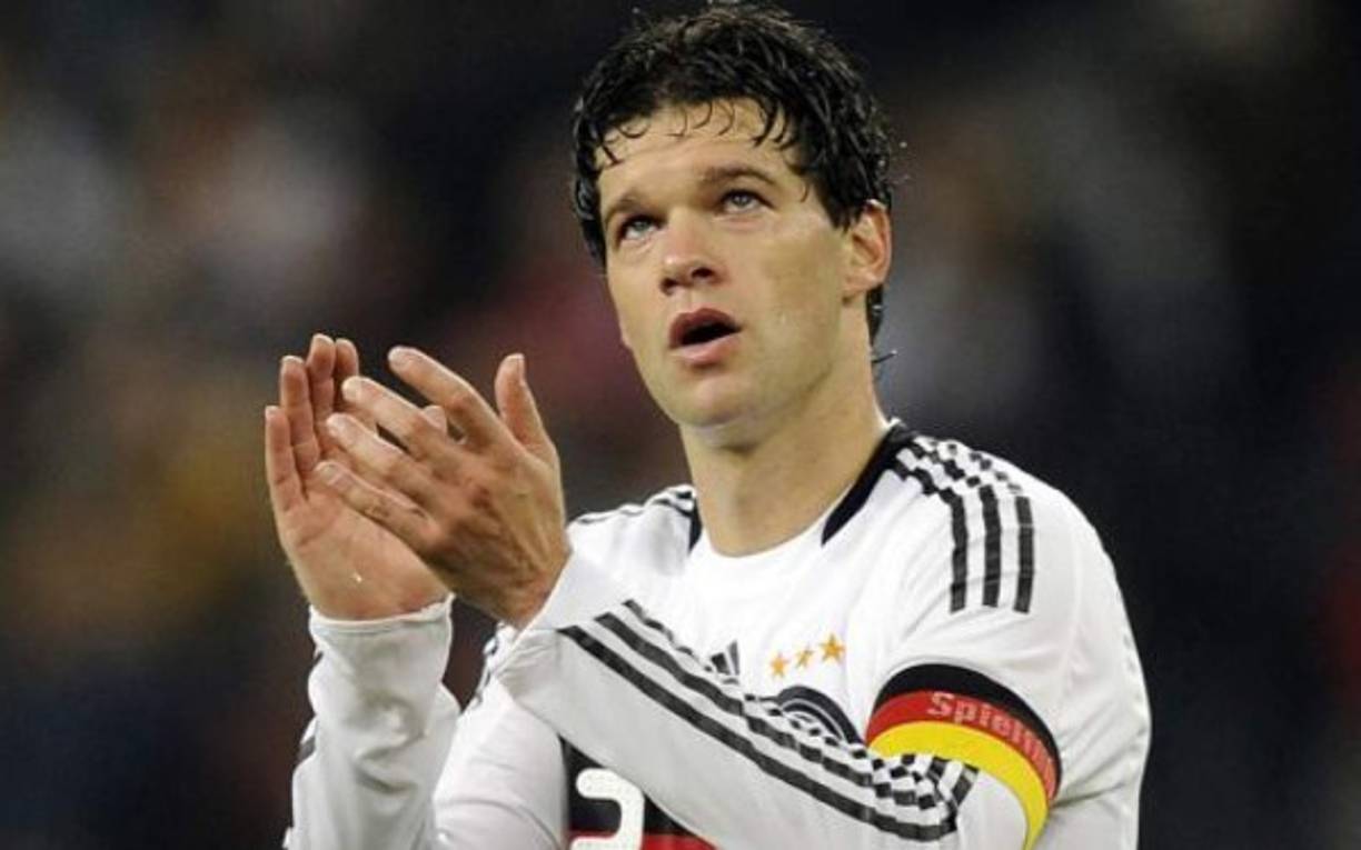 Michael Ballack. Quién supo ser capitán de la Selección Alemana no recibió de buena manera cuando lo convocaron para jugar unos minutos con su país frente a Brasil y lo rechazó con firmeza. El jugador argumentó que el técnico Joachim Low era un hipócrita y que después del trato que había tenido -al no convocarlo en partidos importantes era imperdonable.