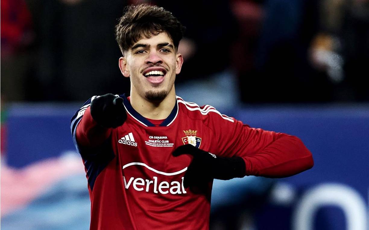 El entrenador del Bayer Leverkusen, Xabi Alonso, ha puesto sus ojos en un nuevo objetivo tras la llegada de Alejandro Grimaldo como agente libre. Se trata de Abde Ezzalzouli, el talentoso extremo que actualmente milita en las filas del Osasuna. En principio, el Barça confirmó su vuelta la próxima temporada, aunque, como confirmó la Cadena SER, están abiertos a valorar ofertas por el internacional marroquí, una de las revelaciones del campeonato.