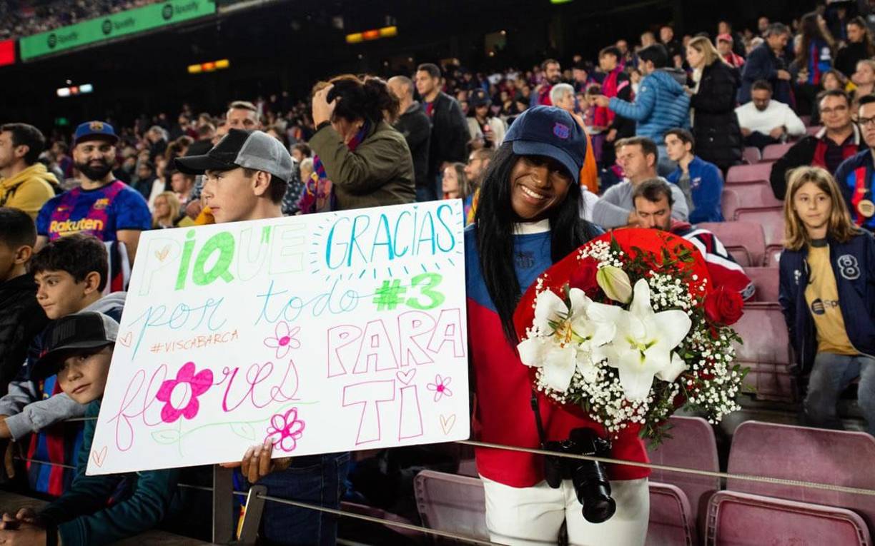 Lindo detalle de esta aficionada azulgrana, con una pancarta y un ramo de flores para Piqué.
