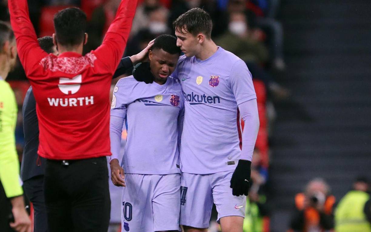 El joven futbolista fue consolado por sus compañeros del Barcelona.