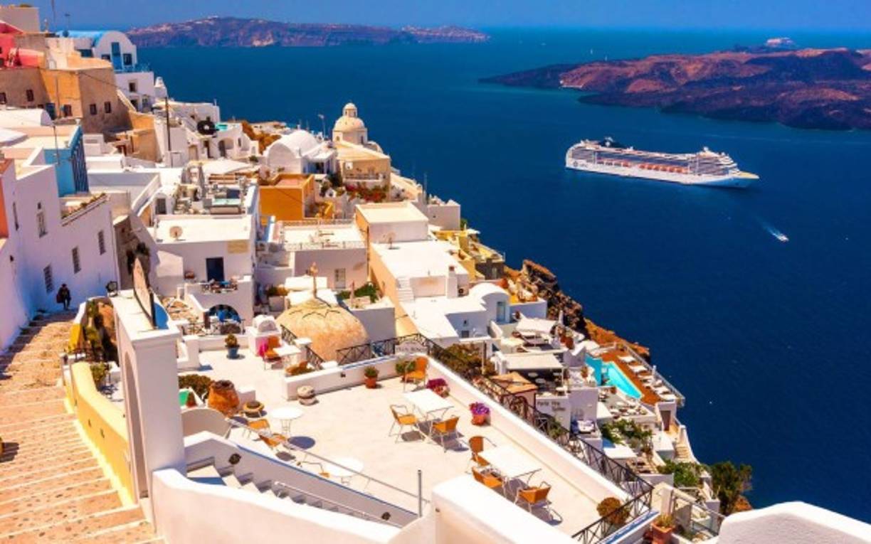 3. Santorini, Grecia. Debido a su maravilloso paisaje y una vida nocturna muy animada, actualmente es uno de los destinos turísticos más importantes de Europa. Otoño puede ser el momento ideal para viajar a Santorini si se quiere evitar el turismo masivo.