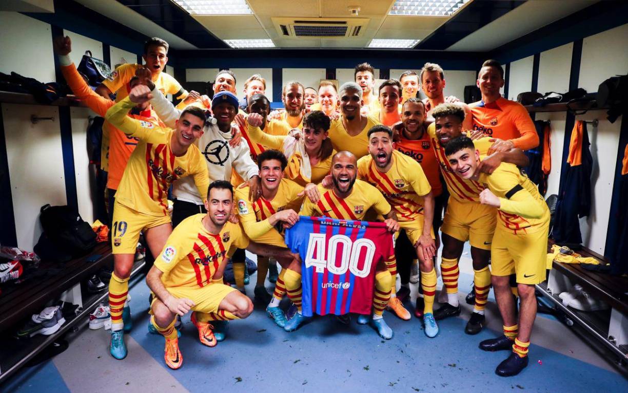 Los jugadores del Barcelona festejando a lo grande en el vestuario del Santiago Bernabéu.