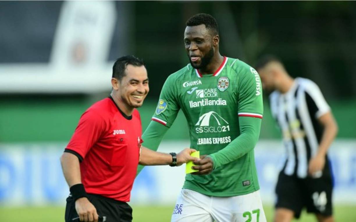 Yustin Arboleda luego le entregó la tarjeta amarilla a Héctor Rodríguez, entre risas.