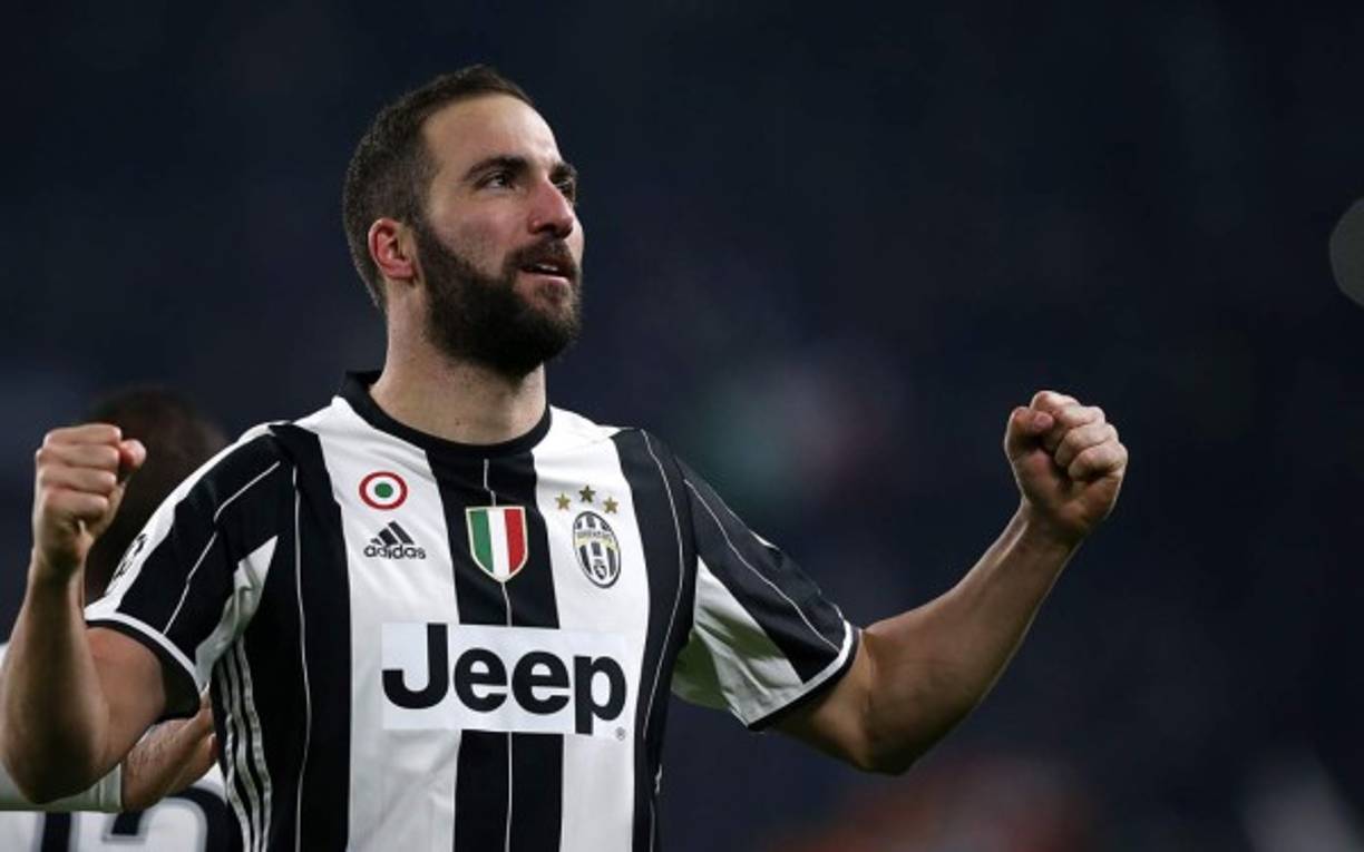 Gonzalo Higuaín es la primera víctima por la llegada de Cristiano Ronaldo a la Juventus. Según Calciomercato, el 'Pipita' ha dado el visto bueno para irse al Chelsea. La llegada de CR7 a la Juve fuerza la salida del delantero argentino, que habría puesto la condición de ganar unos siete millones de euros por temporada.