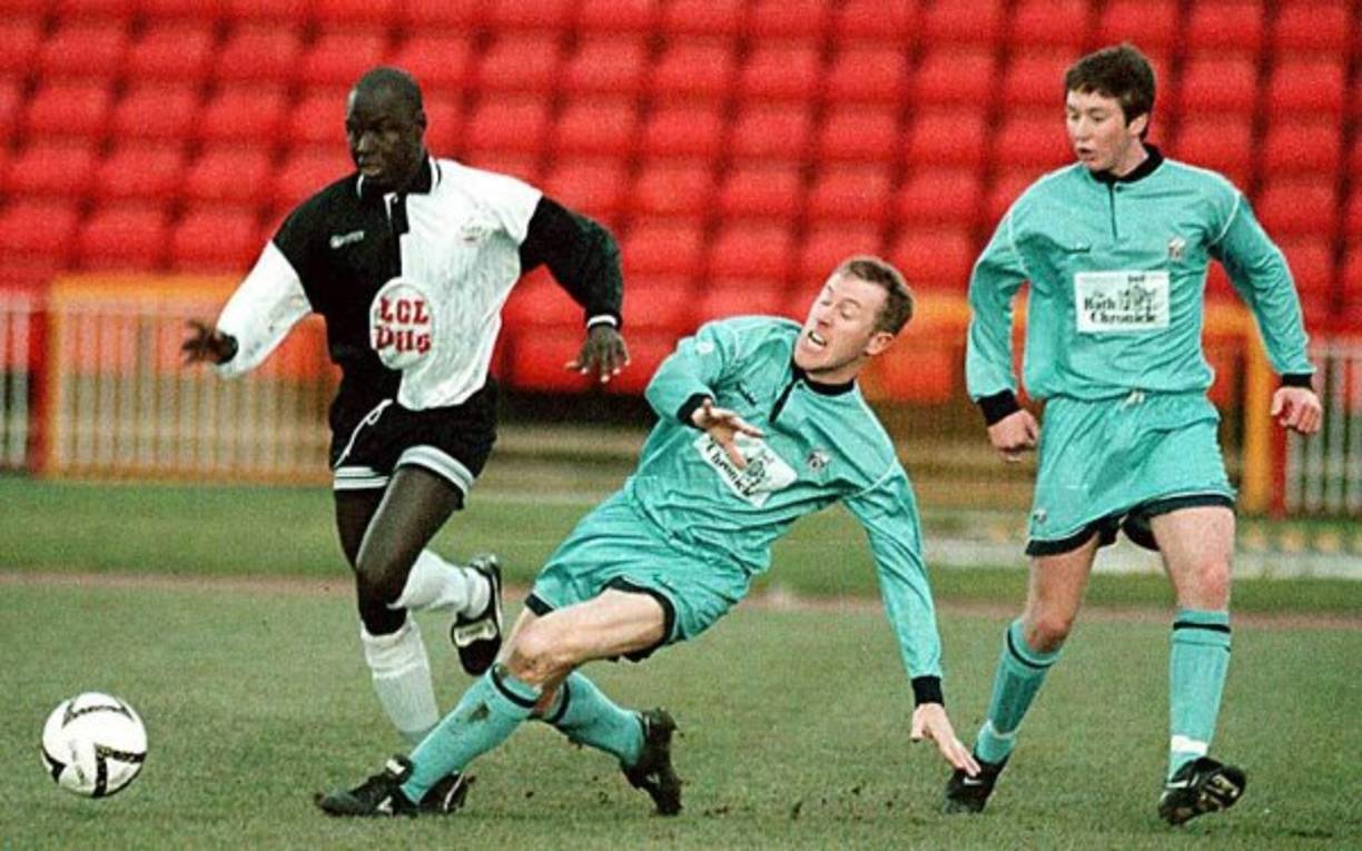 Ali Dia jugó 53 minutos, pateó dos veces al arco, intentó dar 28 pases y solo ocho fueron recibidos por sus compañeros. Ese fue todo su currículum en su carrera profesional. Alguien dijo que Ali Dia luego reportó una lesión y nunca más volvió al equipo inglés, otros recuperan un recorte periodístico que lo sitúa en el segundo tiempo de un partido de reserva con el Chelsea. Cualquiera sea el caso, el final fue inmediato.
