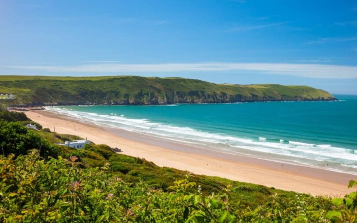 20. Woolacombe Beach: Otro de los tantos paraísos de arena y mar, éste se ubica en el Reino Unido. Es buen lugar para hacer surf, el paisaje que ofrece la playa, rodeada de colinas verdes y acantilados, es espectacular, sobre todo cuando hay oleaje.